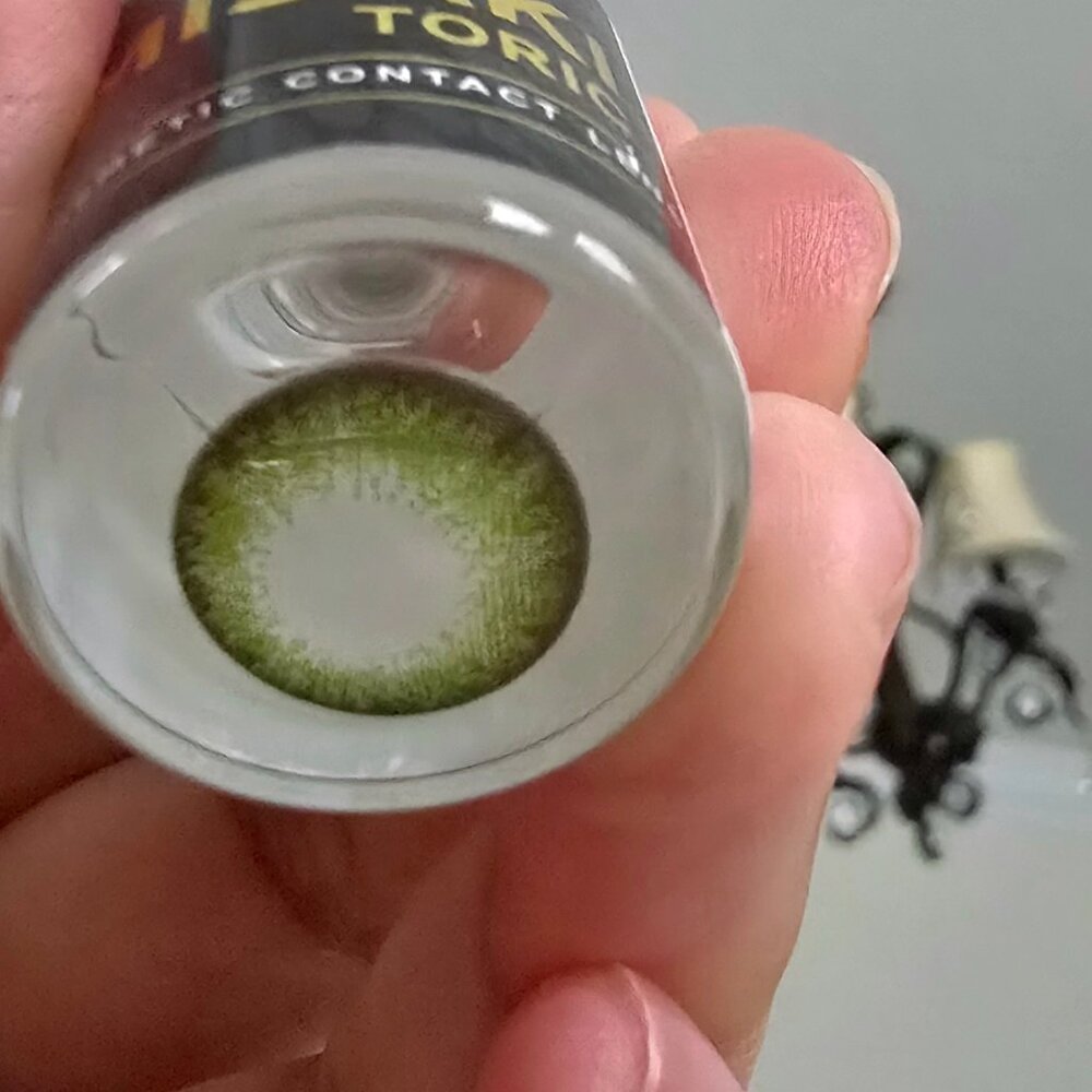 New Sealed Toric Green Lenses - Picture 3 of 6